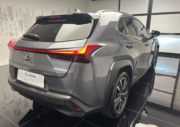 Lexus UX cena 129900 przebieg: 63558, rok produkcji 2019 z Sochaczew małe 352